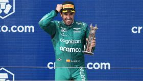 Fernando Alonso celebra su tercera posición en el Gran Premio de Miami.