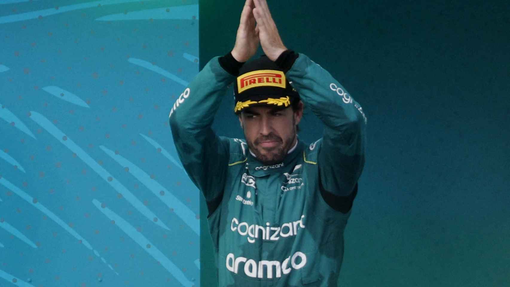 Fernando Alonso celebra su tercer puesto en el Gran Premio de Miami.