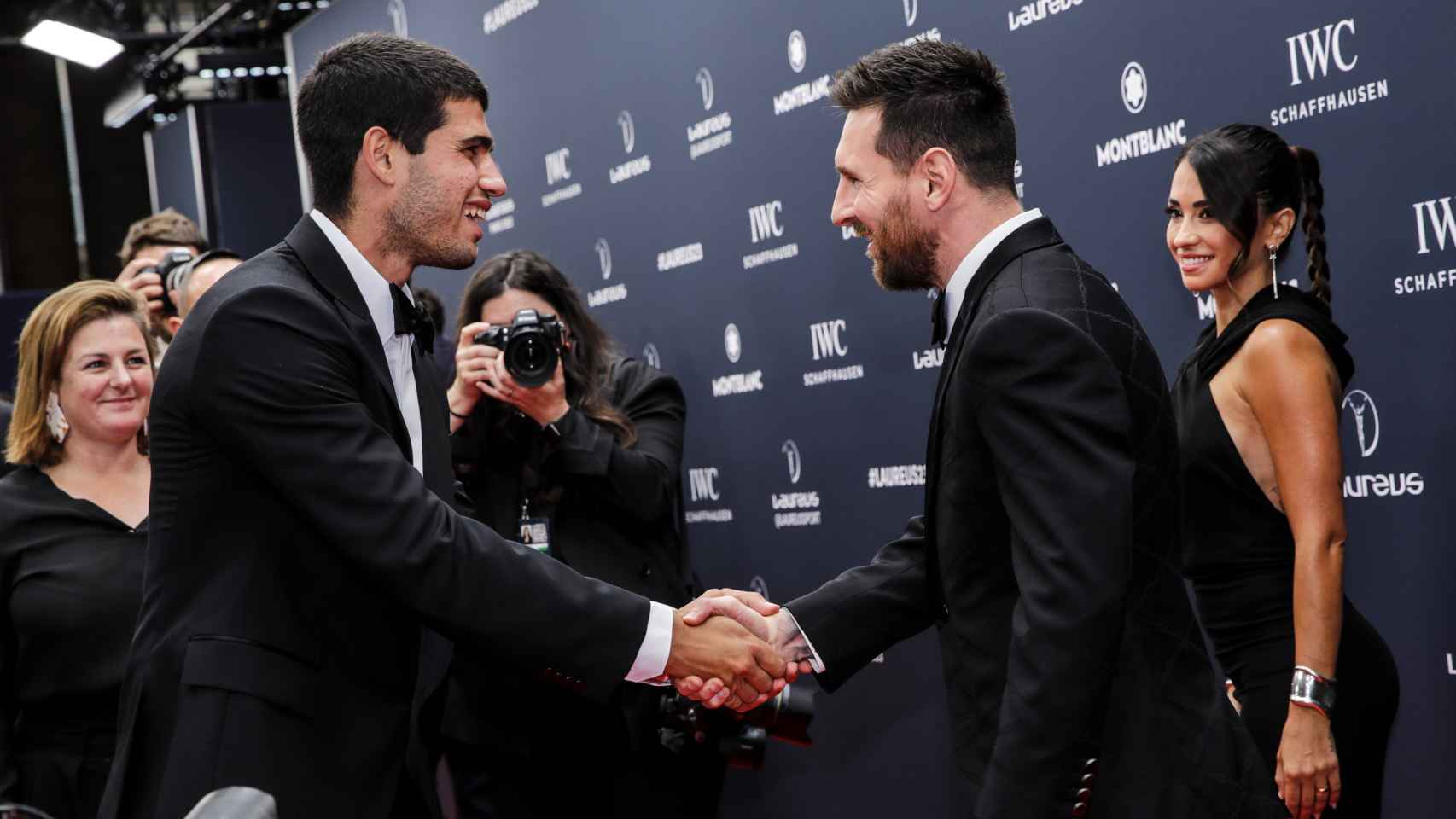 Saludo entre Leo Messi y Carlos Alcaraz al comienzo de la gala.