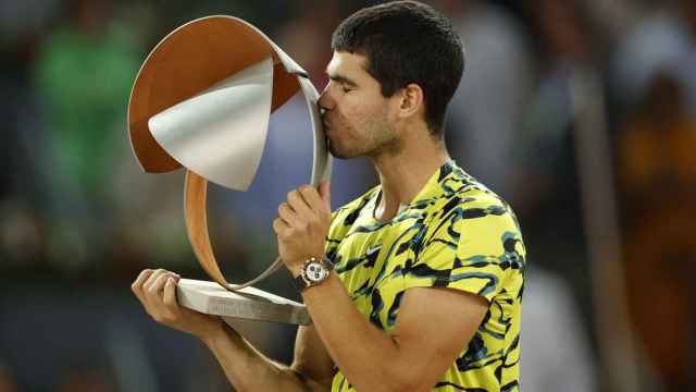 Carlos Alcaraz besa el trofeo que le acredita como campeón del Mutua Madrid Open.