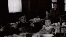 Niños vascos atendidos en uno de los comedores de Auxilio Social en 1938. / BNE