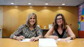 Núria Cabutí (PRHGE) y Blanca Rosa Roca (Roca Editorial) en el momento de la firma del acuerdo. Foto: Pau Sanclemente