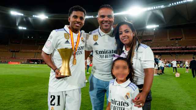 Rodrygo celebra junto a su familia la conquista de la Copa del Rey