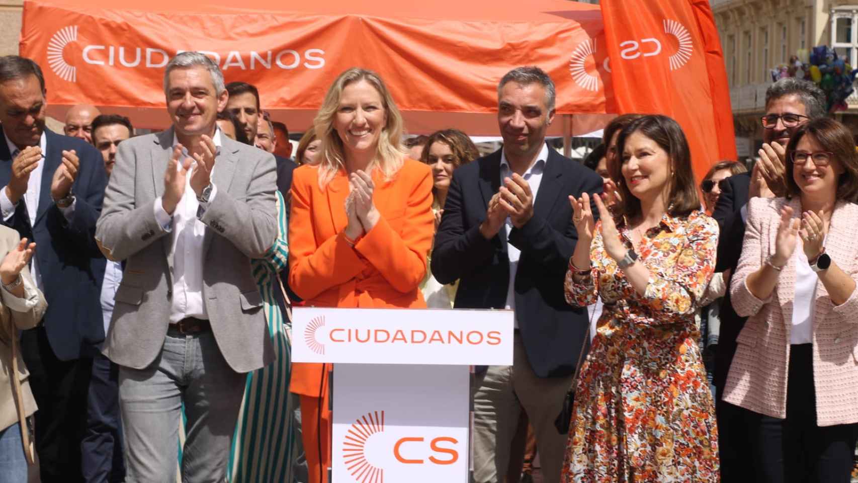 María José Ros, candidata de Ciudadanos, vestida de naranja, en la presentación de su candidatura y de su lista a la Asamblea Regional de Murcia.