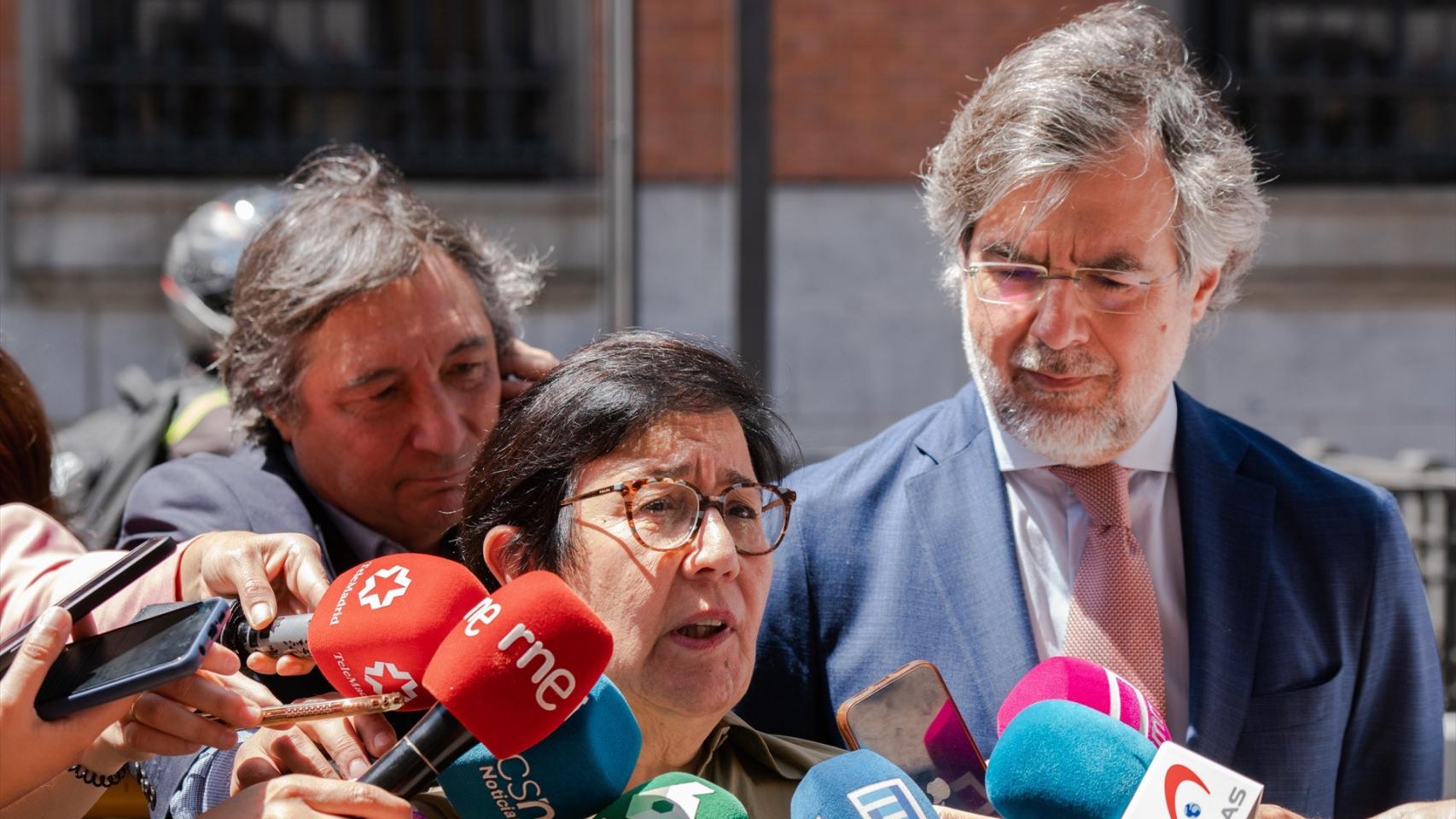 Cristina Dexeus, presidenta de la Asociación de Fiscales, atiende este lunes a los medios./