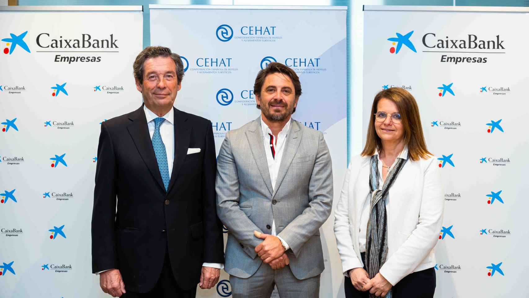Luis Cabanas, director de Empresas de CaixaBank; Jorge Marichal, presidente de CEHAT, y Elisabet Faus, directora de la Red Solidaria de Acción Social de CaixaBank.