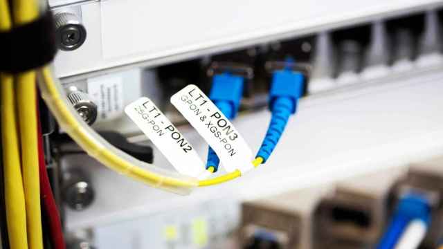 Imagen de varios cables de fibra óptica conectado a un router de Internet.