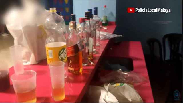 Varias botellas de alcohol en el establecimiento desalojado.