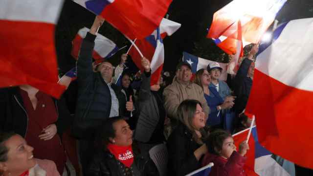 Seguidores del Partido Republicano celebran la victoria, en Santiago de Chile.
