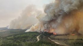 Una columna de humo se eleva del incendio forestal en Shining Bank, en Alberta, Canadá.