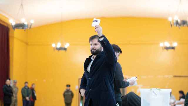 El presidente Gabriel Boric deposita su voto en un colegio electoral de Punta Arenas, el domingo.