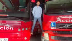 Andrés Caballero, de la Autoescuela 'Acción' en Puente Genil, con un camión y un autobús de prácticas.