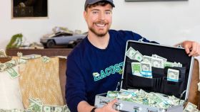 El YouTuber Mr Beast se hace una foto rodeado de dinero