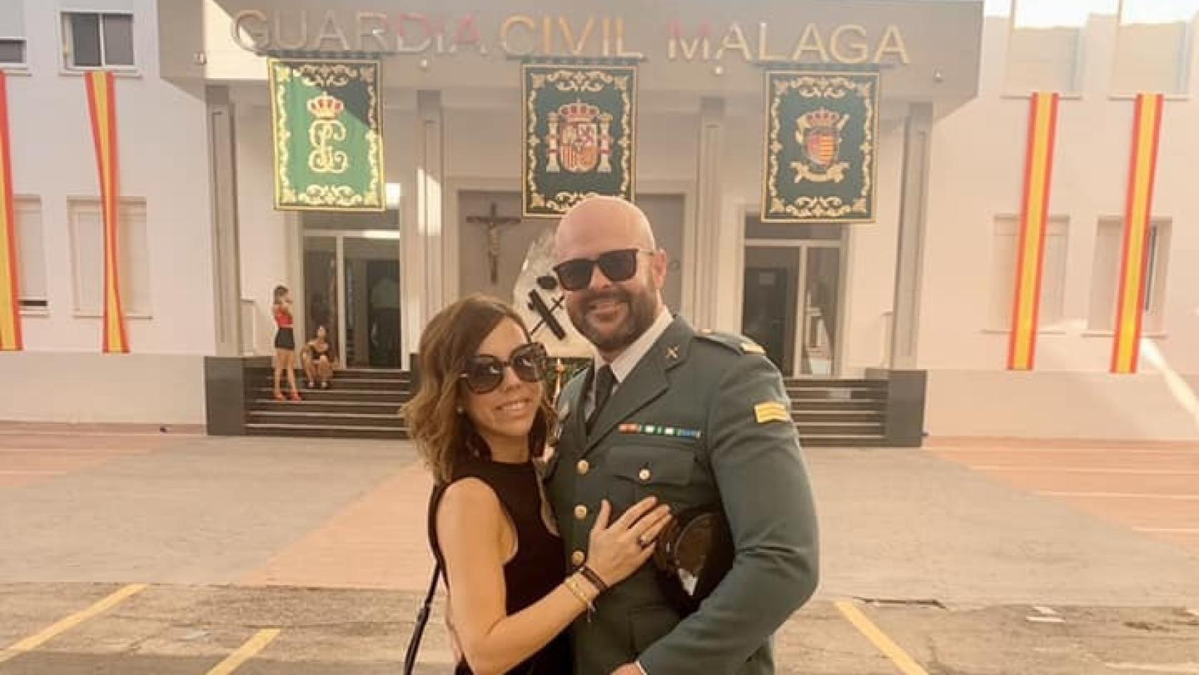 Manolo junto a su mujer Encarni a las puertas del cuartel de la Guardia Civil en Málaga.