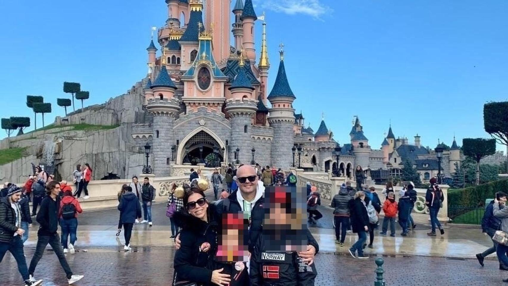 Manolo y Encarni disfrutando de un viaje en Disney junto a sus hijas.