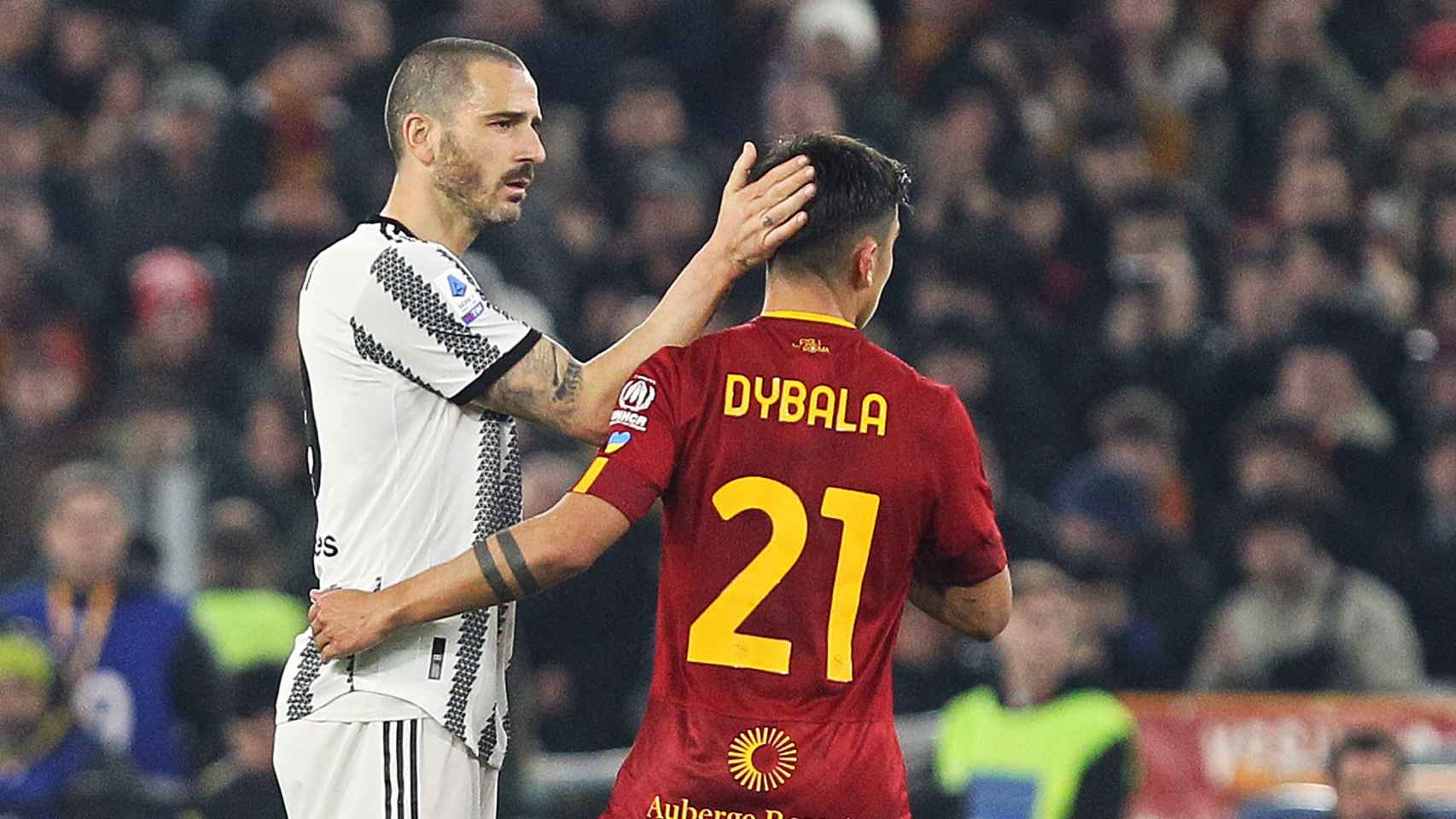 Bonucci y Dybala, durante un Juventus - Roma
