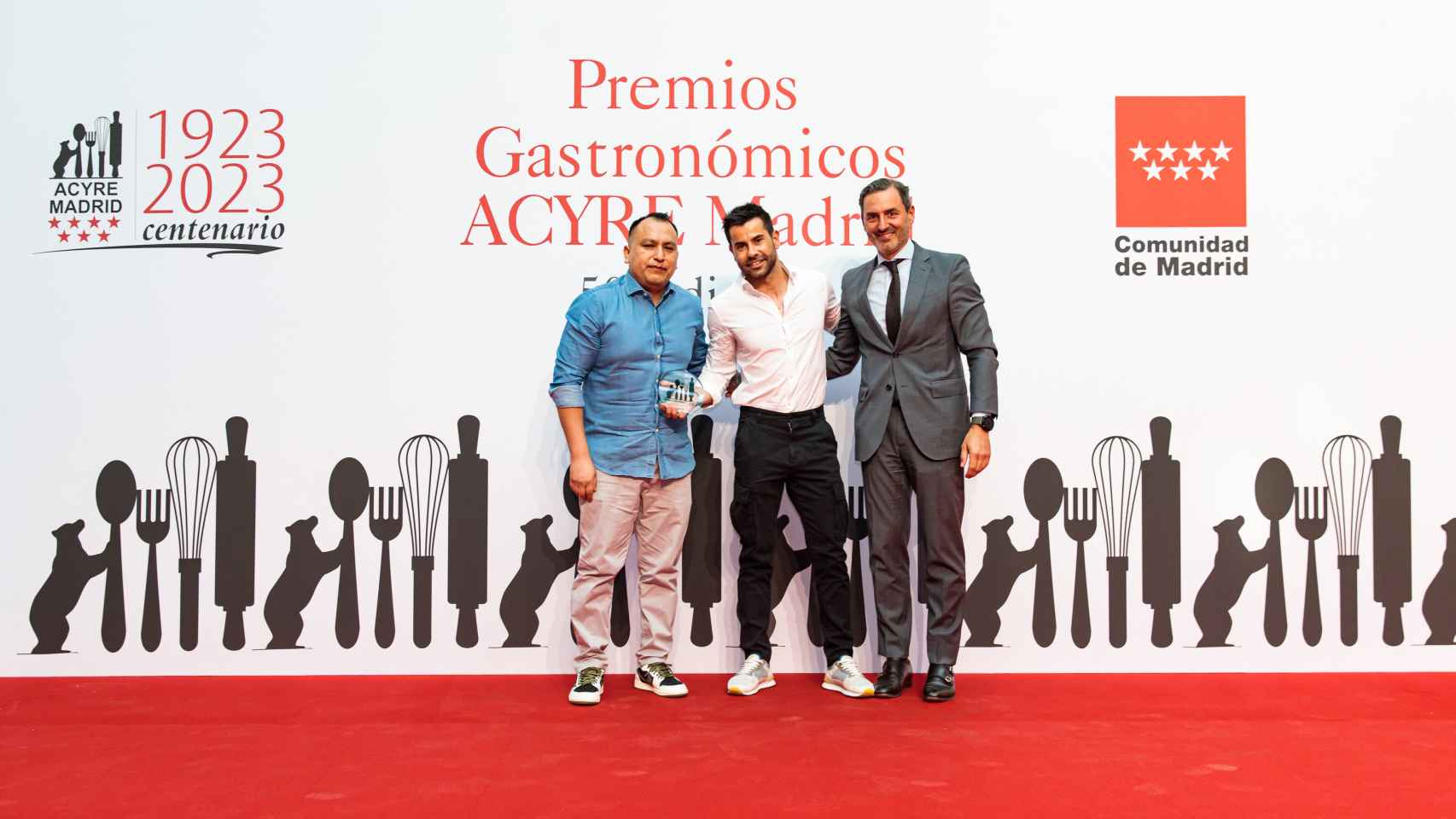 El jefe de cocina, Alexander, y el socio de Tripea, Javier Sáez, recogiendo el premio al Mejor puesto gastronómico de mercado.