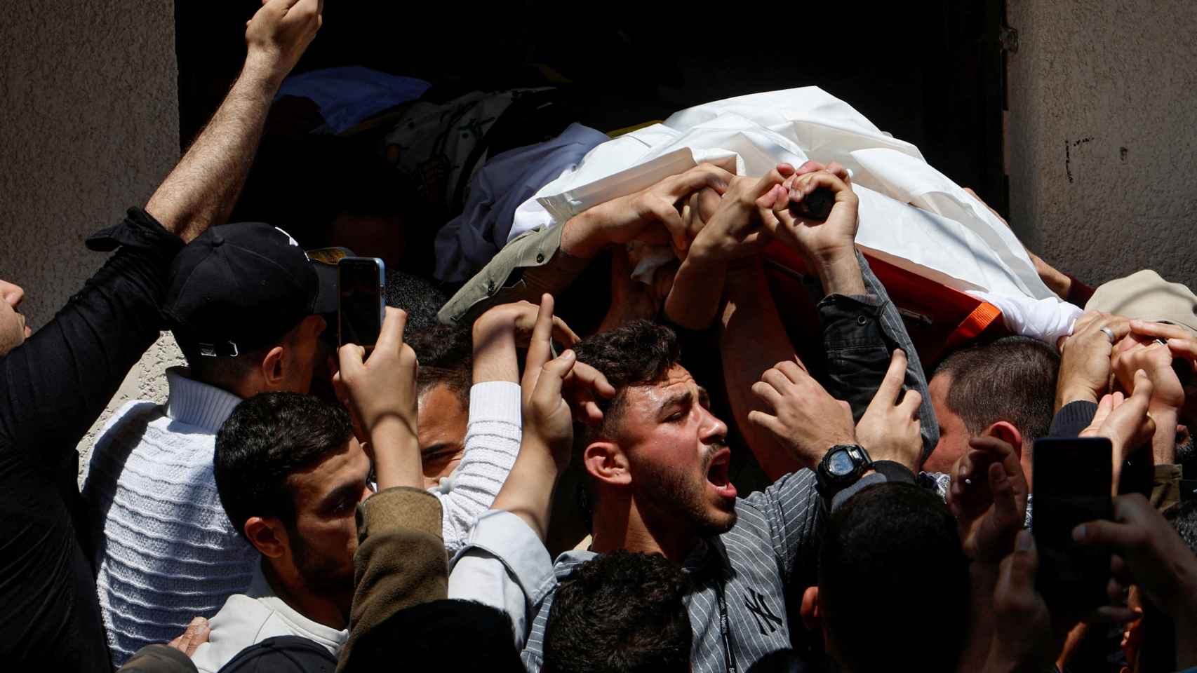 Los dolientes llevan el cuerpo de Khalil Al-Bahtini, este martes en Gaza.