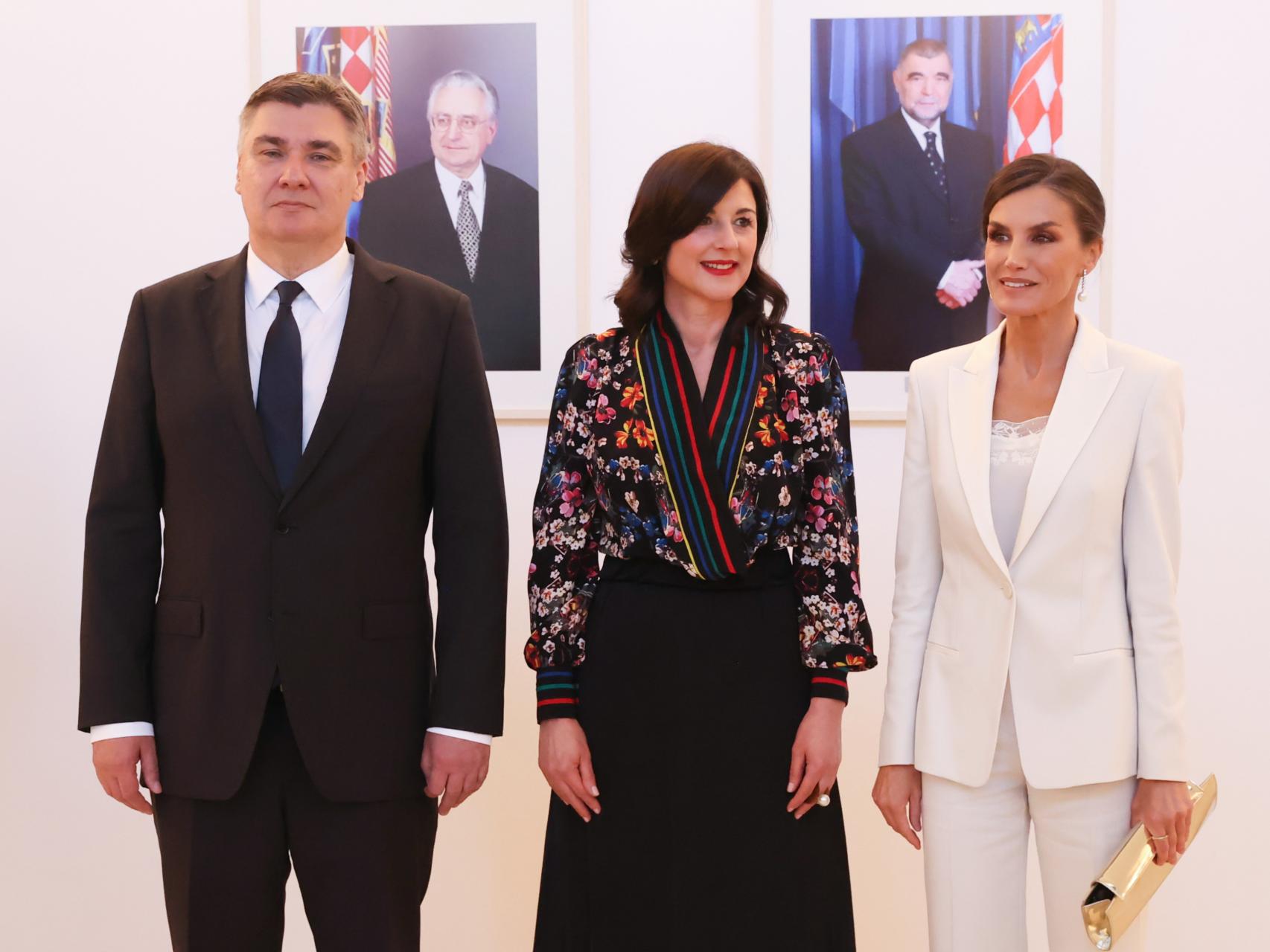 Letizia vuelve a la realidad en Zagreb con un look ejecutivo, pero brilla  con perlas australianas y diamantes