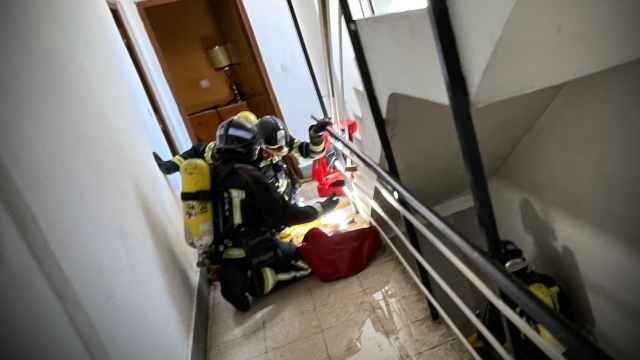 Actuación de los bomberos tras el incendio en una vivienda de Trobajo del Camino, León