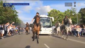 Llegada del autobús del Real Madrid al Santiago Bernabéu antes del Real Madrid - Manchester City