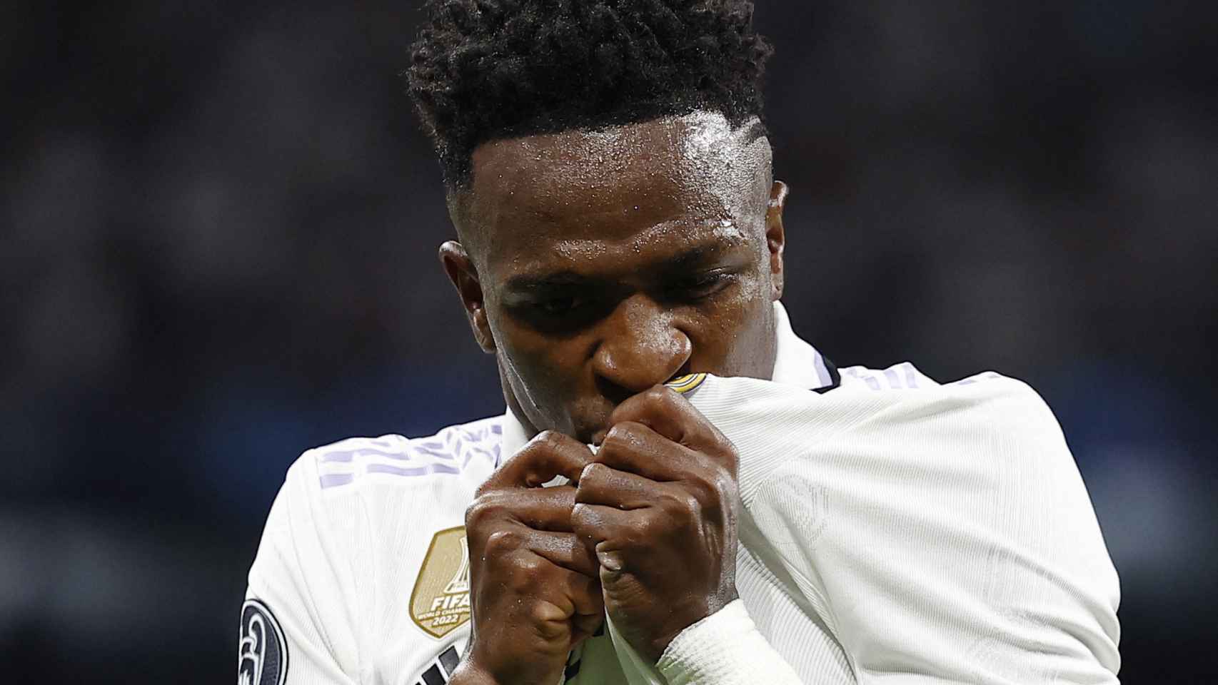 Vinicius Júnior, besando el escudo del Real Madrid tras su gol al City