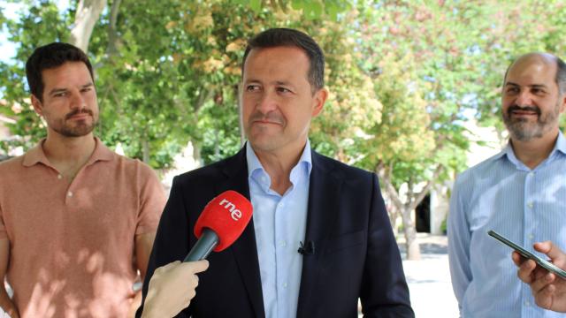 Carlos Velázquez en el barrio de Azucaica de Toledo. Foto: PP Toledo.