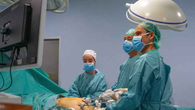 Varios médicos operando en un hospital de Málaga.