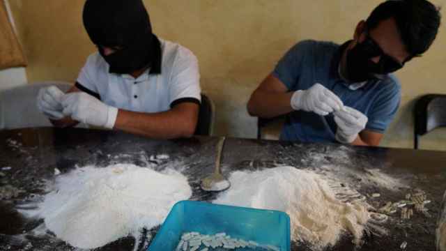 Miembros del Cártel de Sinaloa preparan cápsulas de metanfetamina en Culiacán, este abril.