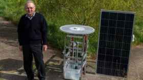 Alain Coty junto con Saurea, el motor solar autónomo.
