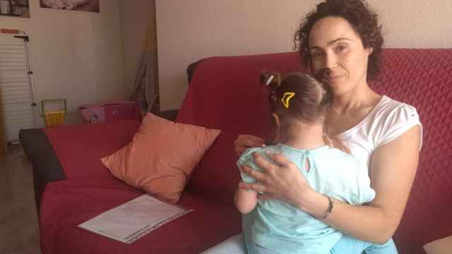 Mercedes González, este martes, en el salón de su casa en Alcantarilla, mientras sujeta en brazos a su hija, Arya.