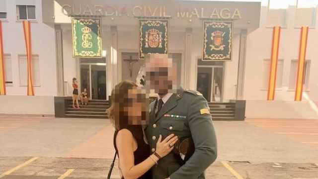 Manolo junto a su mujer Encarni a las puertas del cuartel de la Guardia Civil en Málaga.