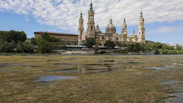 El río Ebro a su paso por la basílica del Pilar de Zaragoza, a 7 de mayo de 2023.
