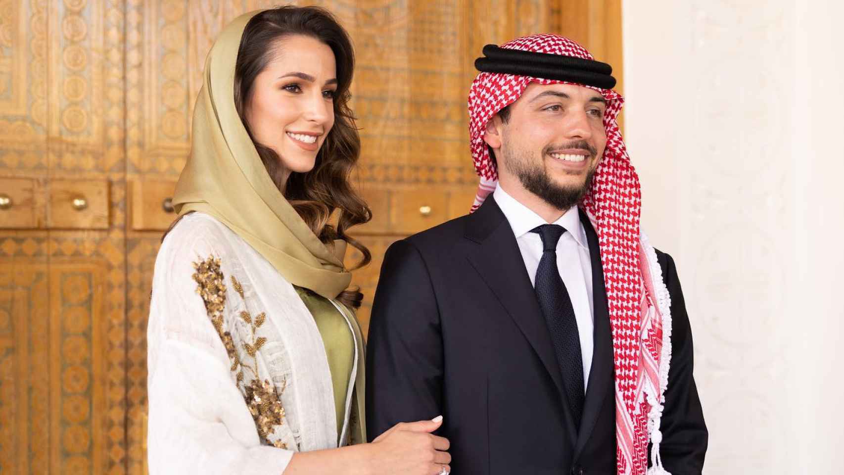Hussein bin Al Abdalá y Rajwa Al Saif el día de su compromiso.