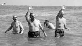 El ministro de Información y Turismo Manuel Fraga bañándose en la playa donde cayó la bomba, el 8  de marzo de 1966.