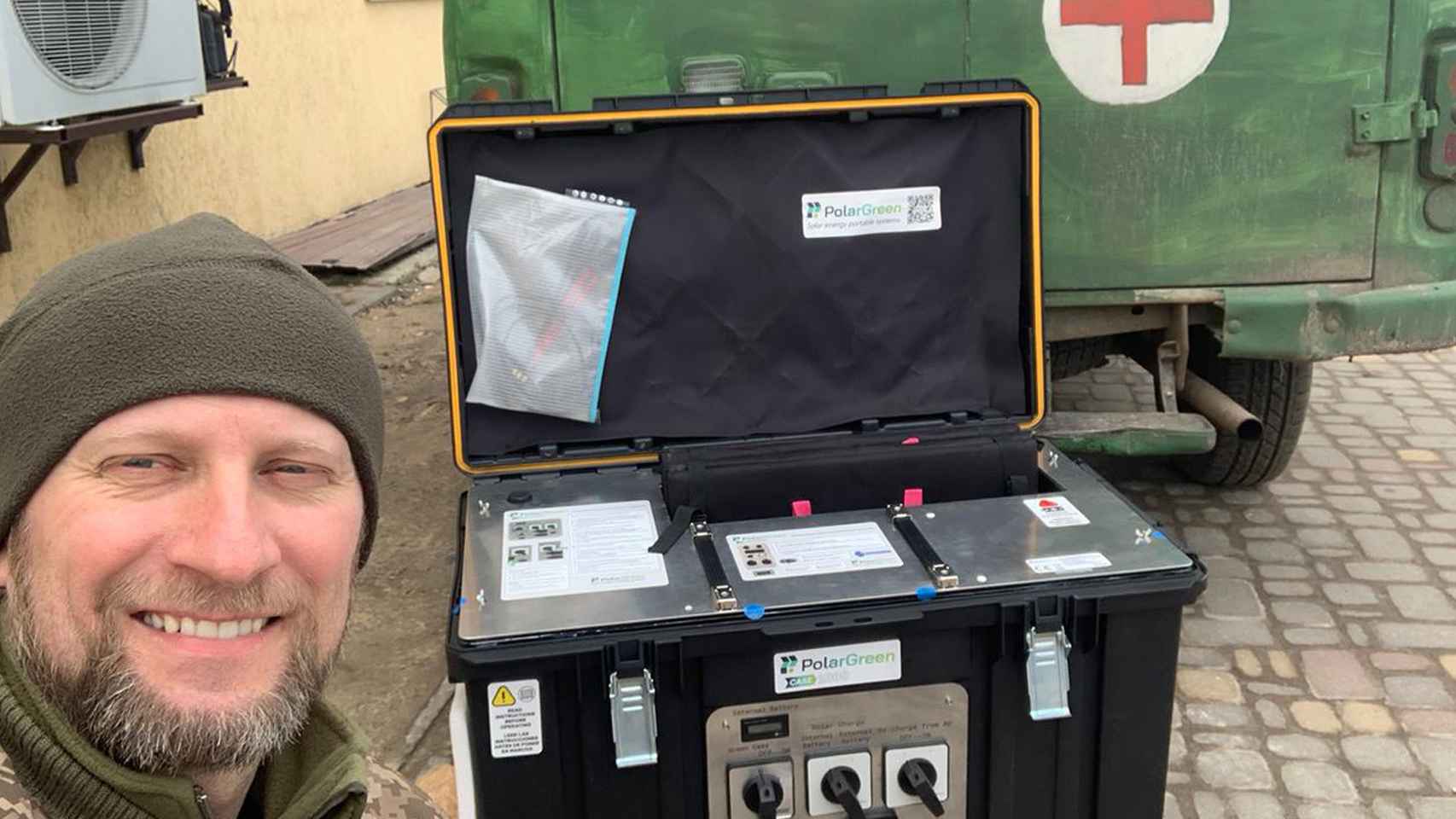 Personal del servicio sanitario en Ucrania junto al arcón portátil de paneles solares Polar Green.