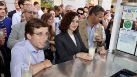 José Luis Martínez Almeida e Isabel Díaz Ayuso en una visita al distrito de Salamanca en abril.