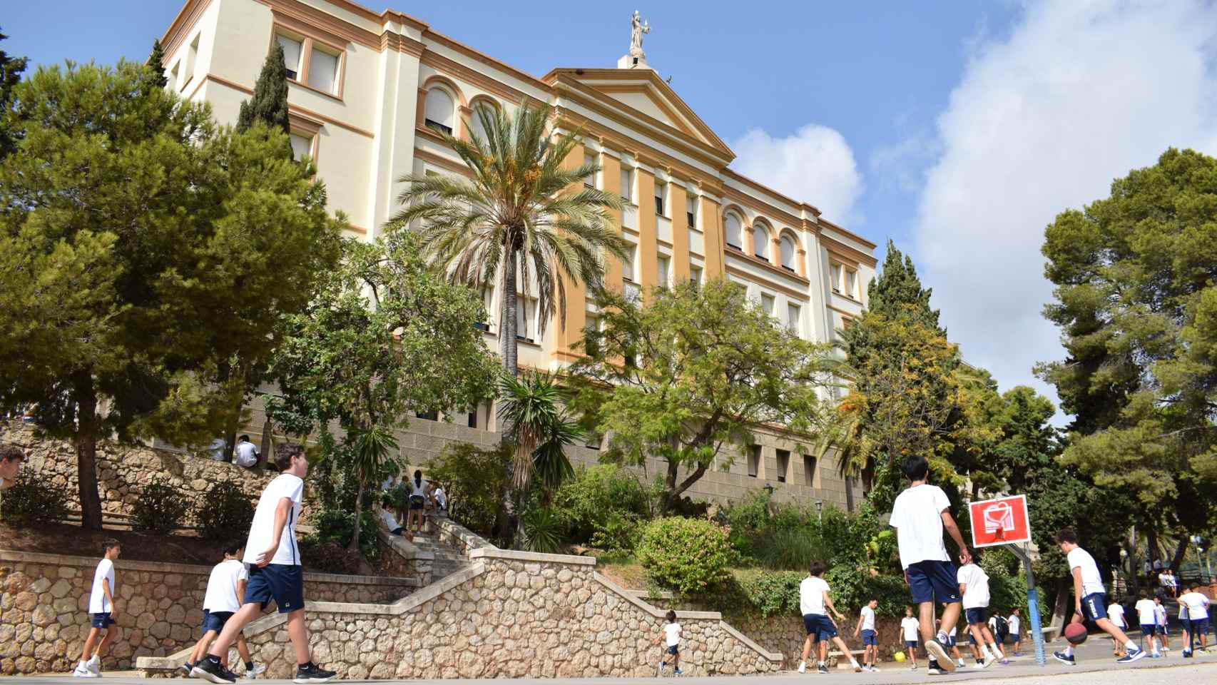 Fachada principal del colegio de las Esclavas de Málaga.