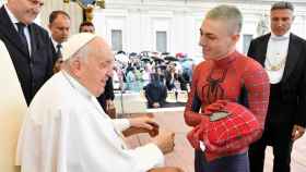 El Papa Francisco, con un joven vestido de 'Spiderman'.