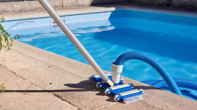 Un sistema tradicional para limpiar la piscina.