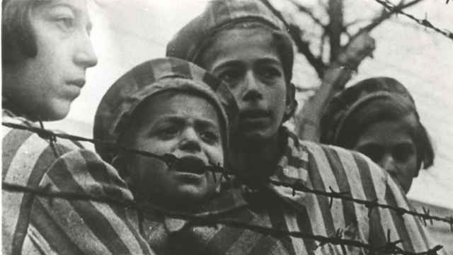 Cuatro niños presos en el campo de exterminio de Auschwitz.