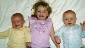 Madeleine McCann y sus hermanos, Amelie y Sean McCann.