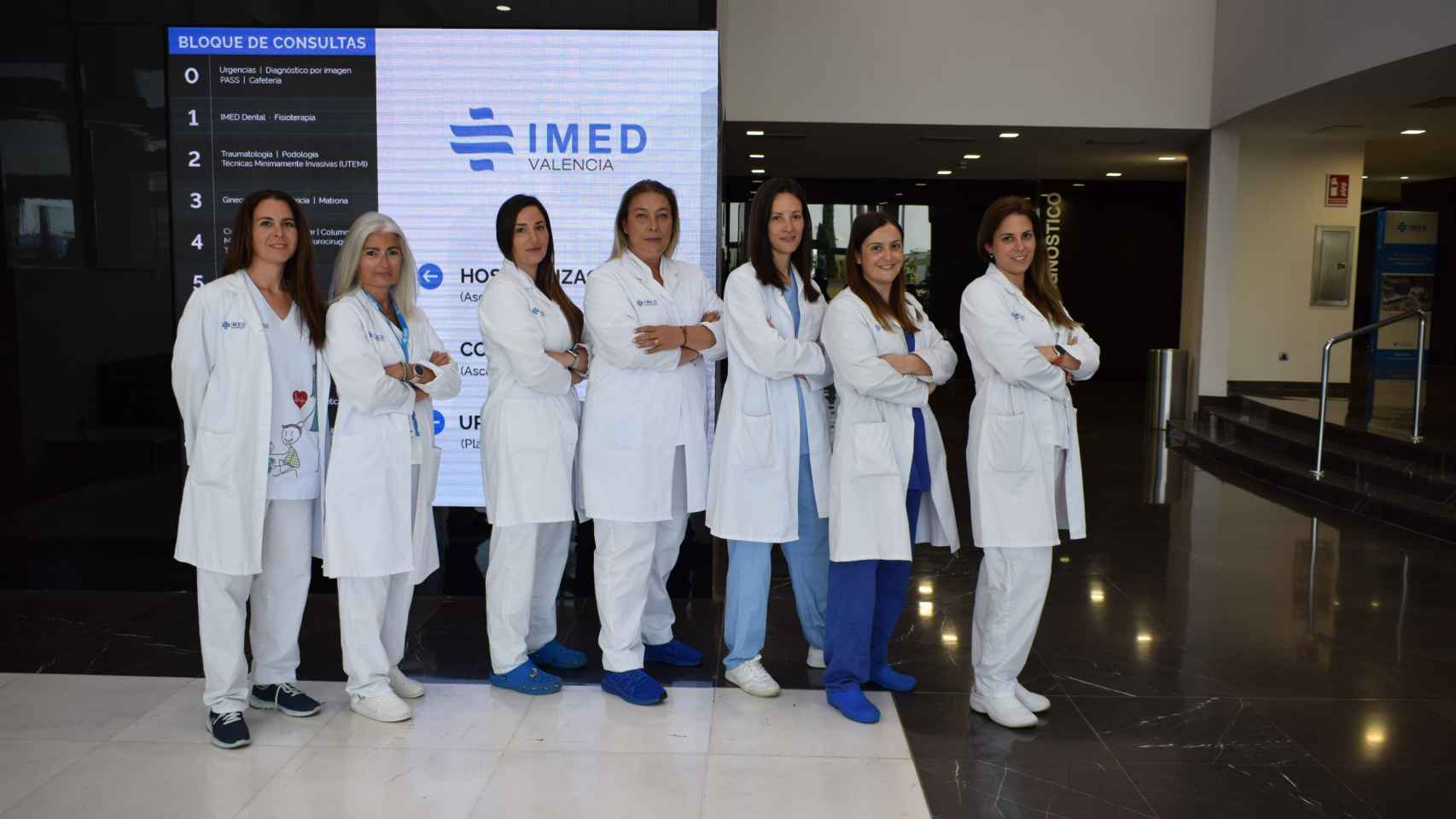 Lidia Gil, con su equipo de supervisión de enfermería de IMED Valencia.