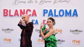La cantante Blanca Paloma y el creador de la canción 'Eaea', Jose Pablo Polo, durante un evento de despedida antes de su viaje a Liverpool para representar a España en el Festival de Eurovisión 2023.