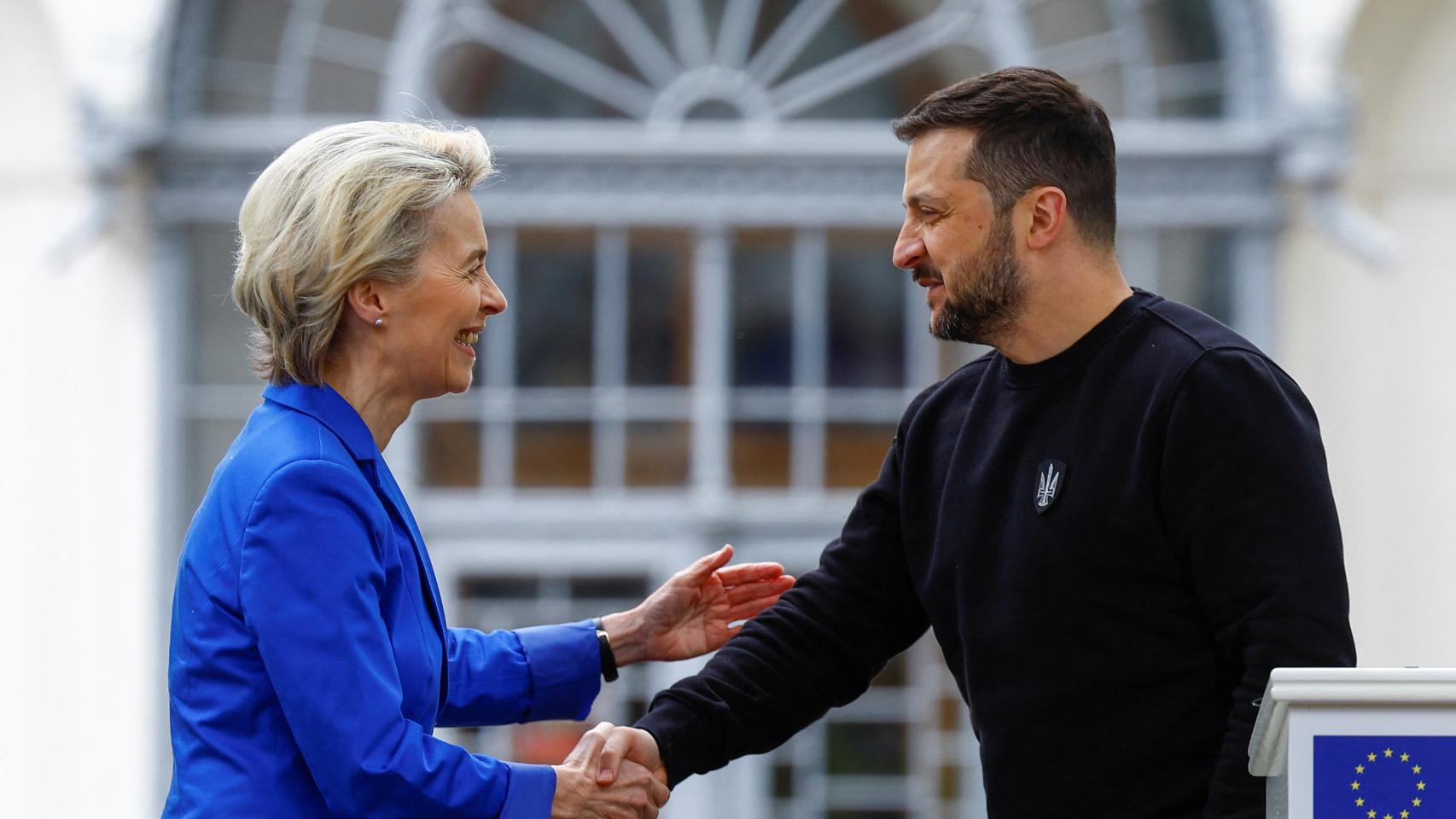 Zelensky greets the President of the European Commission, Ursula von der Leyen, on May 9 in kyiv.