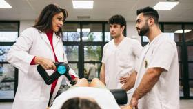 Profesionales relacionados con la salud durante una de sus clases.