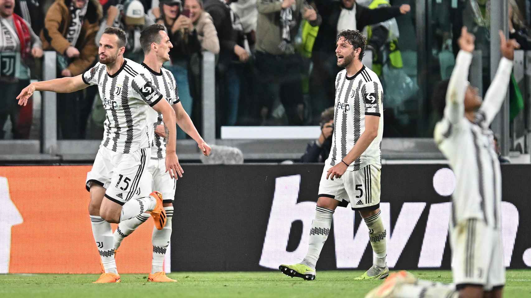 La Juventus celebra el gol del empate.
