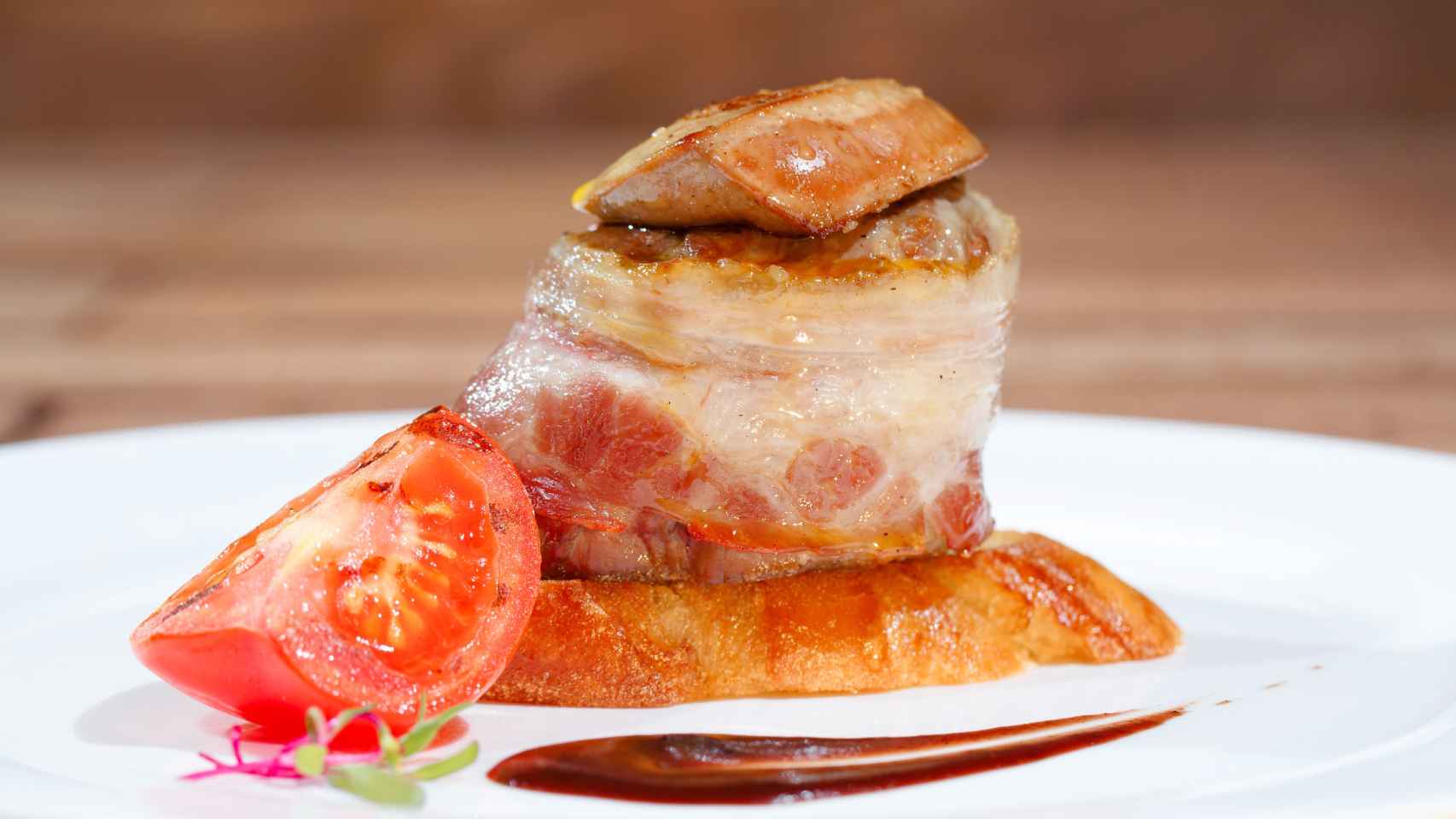 Tournedo Rossini, un plato francés hecho con solomillo envuelto en bacon y foie