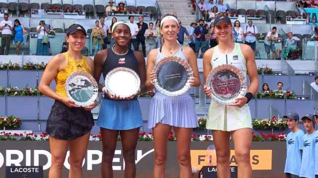 Pegula, Gauff, Azarenka y Haddad-Maia, con sus respectivos trofeos tras la final del Mutua Madrid Open.