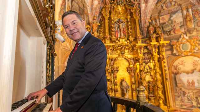 Emiliano García-Page, esta semana ante el órgano de la iglesia de Nuestra Señora de la Asunción de Lezuza